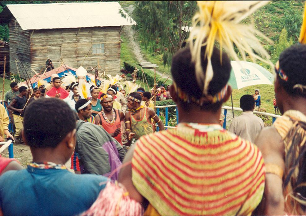 BD/269/878 - 
Papoea ritueel bij waarschijnlijke inwijding kerk
