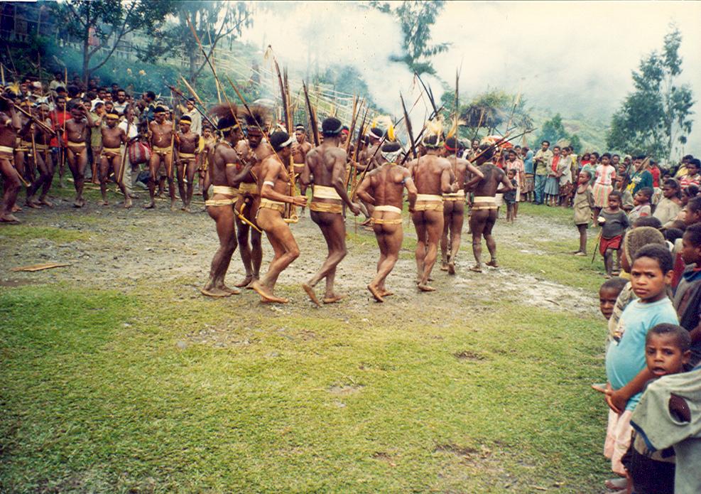 BD/269/881 - 
Papoea ritueel bij waarschijnlijke inwijding kerk
