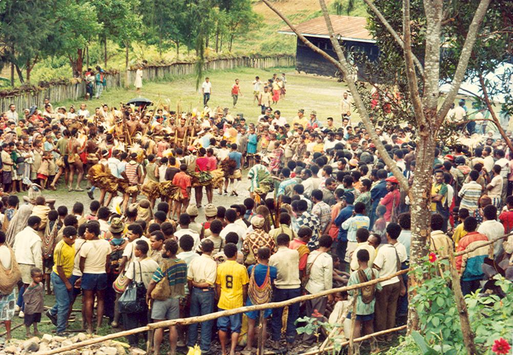 BD/269/883 - 
Papoea ritueel bij waarschijnlijke inwijding kerk
