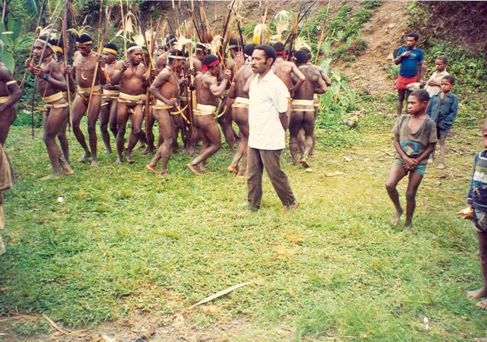 BD/269/885 - 
Papoea ritueel bij waarschijnlijke inwijding kerk
