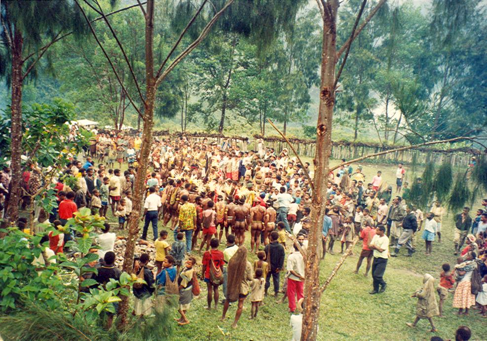 BD/269/886 - 
Papoea ritueel bij waarschijnlijke inwijding kerk
