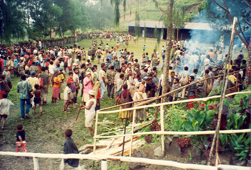 BD/269/897 - 
Grote groep mensen voor waarschijnlijk adat ceremonie
