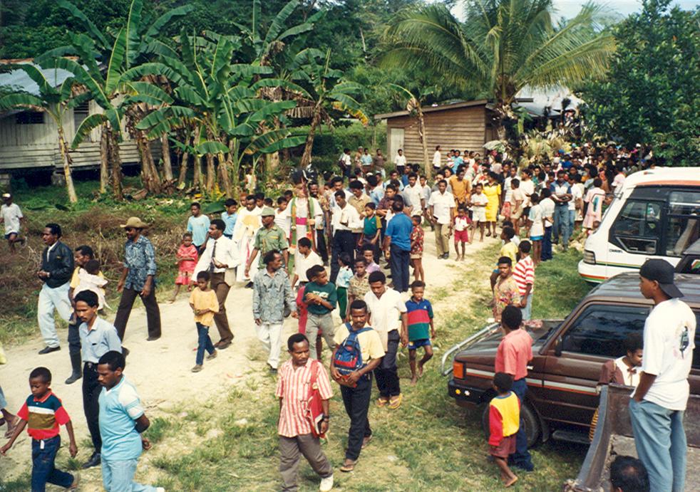 BD/269/905 - 
Mensen lopen van of naar kerk
