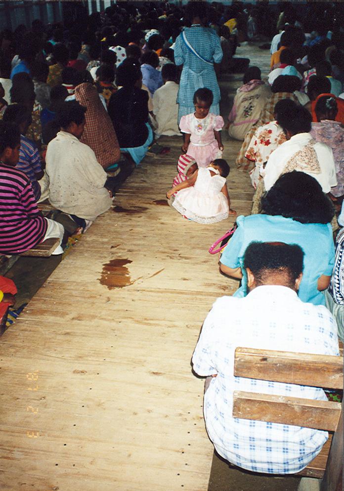 BD/269/948 - 
Kinderen zitten op het kerkmiddenpad

