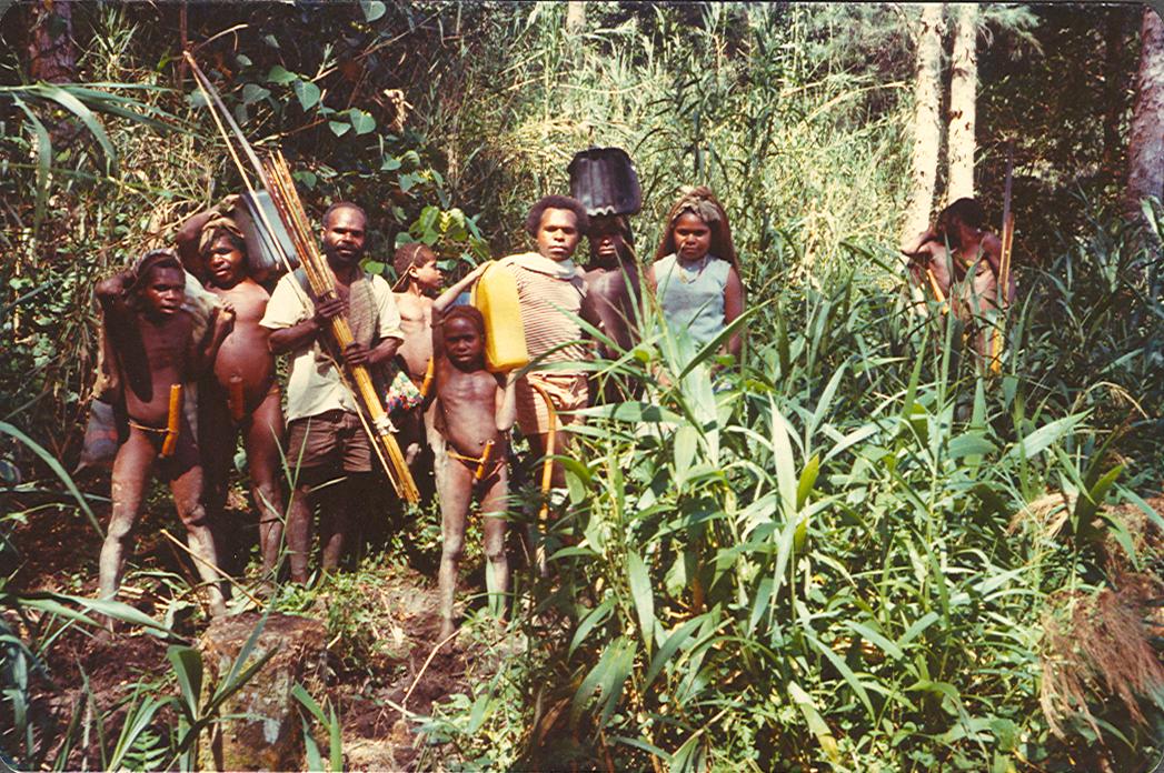 BD/269/960 - 
Groep papoea&#039;s in het oerwoud
