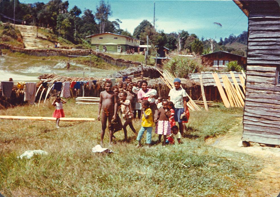 BD/269/973 - 
Groepje kinderen poseert in de tuin
