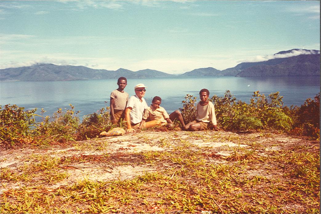 BD/269/980 - 
Henk blom met drie jongens bij een meer
