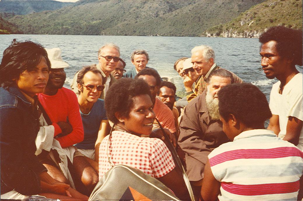 BD/269/981 - 
Henk blom in de boot met mensen van de kerk
