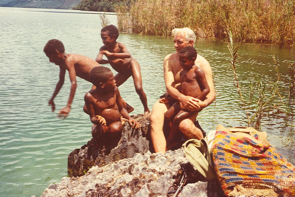 BD/269/985 - 
Papoeajongens zwemmen met een pater
