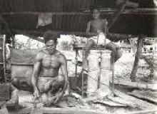 Het bewerken van ijzer in Nieuw-Guinea 