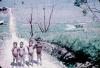 BD/24/11 Afbeelding met op de achtergrond een aanlegsteiger voor Beavers; op de voorgrond vier Papuakinderen.