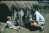 BD/209/1047 Gesprek met Papoea vrouw met kind