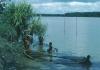 BD/209/2061 Vissende vrouwen aan de rivieroever