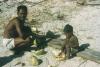 BD/209/7002 Papoea met zijn zoon