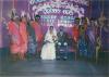 BD/309/53 Dorp Teminabuan, bruid en bruidegom op bank met naast zich traditioneel geklede jonge vrouwen