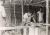 BD/309/62 Dorp Teminabuan, mannen bezig met houtbewerking