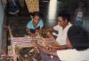 BD/309/115 Dorp Teminabuan, vrouwen aan het weven