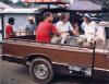 BD/309/74 Dorp Bogor, westerse man en vrouw in achterbak truck. Niet plaatsen, niet in Nieuw Guinea
