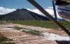 BD/84/35 aarden landingsbaan van Enarotali verstevigd met planken