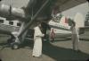 BD/144/104 Vliegtuig NNGLM aan de grond, met o.m. missionaris. Dubbel: zie 357
