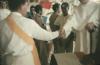 BD/144/144 Viering koninginnendag, missionaris schut hand van functionaris