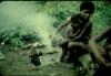 BD/144/280 Papoea-vrouwem bij vuurtje, waarvan een met kind