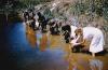 BD/144/339 Preventieve voorlichting, kinderen worden gewassen in rivier. Dubbel: zie 176 