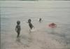 BD/144/548 Kleine kinderen spelend in het water
