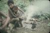 BD/144/54 Papoea-vrouwen bij vuurtje, waarvan een met kind