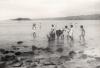BD/256/130 Spelende kinderen in het water