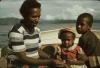 BD/132/248 vrouw met twee kinderen in een boot
