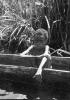 BD/133/307 Tocht Merauke-Kepi-Cook: Kind hangend aan een prauw