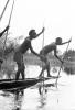 BD/133/319 Tocht Merauke-Kepi-Cook: Papoea's in prauwen op het water