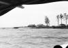 BD/133/324 Tocht Merauke-Kepi-Cook: Uitzicht over het water op de nederzetting