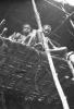 BD/133/327 Tocht Merauke-Kepi-Cook: Kinderen zittende op een verhoging in een hut