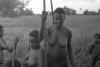 BD/133/440 Tocht Merauke-Kepi-Cookrivier vv: Vrouw met kinderen in het riet