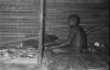 BD/133/62 Tocht Merauke-Kapi: Marind-anim zittende bij de vuurplaats