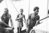 BD/133/650 Portret van Papoea-mannen en Papoea-jongen, met peddels staand in prauw