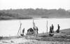 BD/133/65 Tocht Merauke-Kapi: Mannen met boot aan de rivier