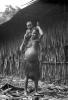 BD/133/666 Portret van oudere Papoea-vrouw met kind op haar schouders