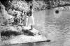 BD/133/682 Paoea-vrouw en kinderen bij een wasplaats aan de rivier