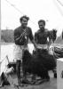 BD/133/886 Paoea's poseren met gedode casuaris aan boord van een rivierboot