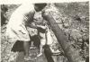 BD/253/41 Vrouw met kind bij waterleidingspijp