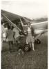 BD/253/57 Zuster Jorna met enkele mannen bij vliegtuigje