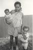 BD/253/99 Portret van vrouw met twee kinderen