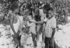 BD/277/52 Papoea kinderen en blanke man