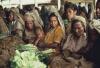 BD/285/32 Ekari-vrouwen in Enarotali bij een groentekraam