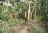 BD/285/59 Mannen op jacht in het bos met een speer