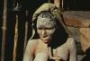 BD/285/67 Rouwende Dani-vrouw met hoofddoek en met witte klei ingesmeerd