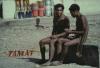 BD/285/80 Twee zittende Dani's in winkelstraat van Wamena
